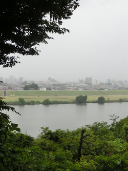詩碑前から見た江戸川